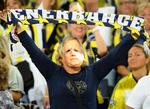 bestikkelse. En kvindelig fan af Fenerbahce bærer en maske med den fængslede formand Aziz Yildirims ansigt på. 