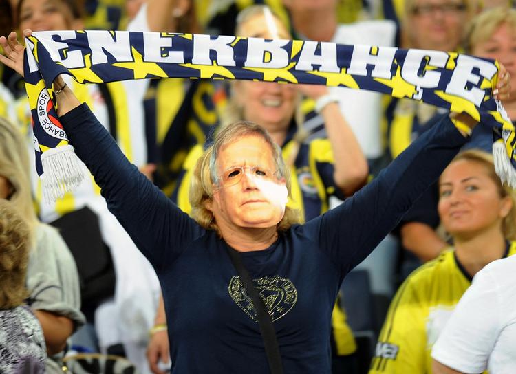 bestikkelse. En kvindelig fan af Fenerbahce bærer en maske med den fængslede formand Aziz Yildirims ansigt på. 
