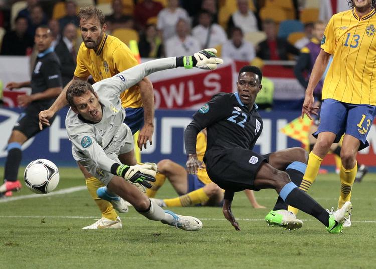 snydt. Danny Welbeck bruger hælen foran det svenske mål og sender England på sejrskurs. 