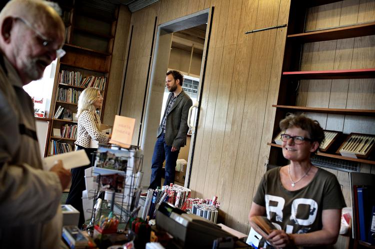 Skiftedag. Vibeke Cramer betjener en af sine sidste kunder i Bryggens Boghandel, der lukkede i weekenden. Jonathan Nielsen i døråbningen håber, at han kan åbne i de samme lokaler til efteråret. 