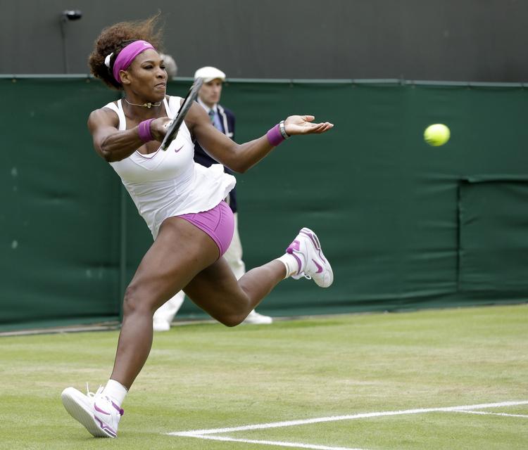 Videre. Serena Williams måtte ud i tre sæt mod verdens nummer 65 men sikrede sig sejren i tredje sæt. 