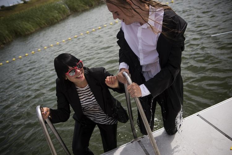 Vådt. Mandag stod den på svømmetur i gallatøj i badesøen på Roskilde Festival. 