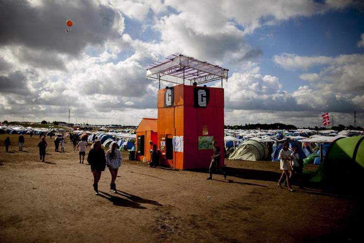 Fare. Det var ved G-tårnet, at to mænd i nat opsøgte festivalens medarbejdere for at få hjælp til deres ven. Han stod dog ikke til at redde og er nu død. 