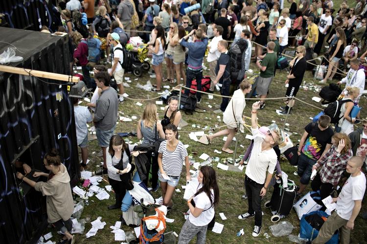 Regn. Festivalgængerne i Roskilde kan fredag se frem til fem-seks timers regn. Dog er det ikke lige så store mængder som under Roskilde Festival i 2007. 