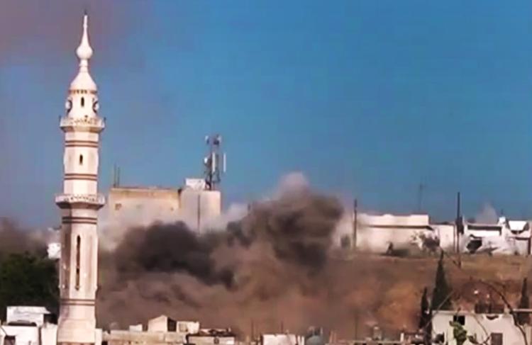 Bombardement. Det amatørfoto viser røg stige op nær en moske i Homs. 
