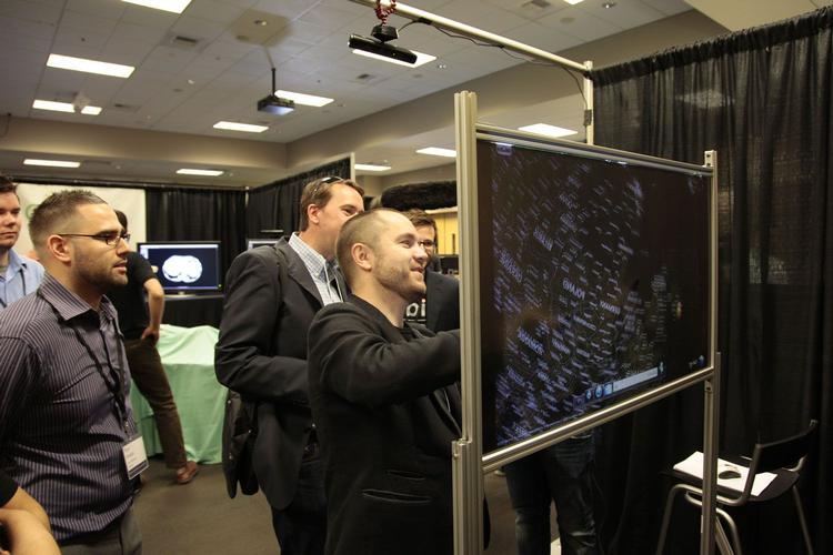 TOUCH-VINDUE. Tjek.dks udsendte er her igang med at zoome ind på et kort, via berøring på en helt almindelig glasrude. Det sker gennem en helt ny måde at bruge Microsoft Kinect på. 