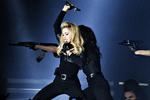 I aftes spillede Madonna i Parken - på vej til Göteborg er hendes lastbil med lydudstyr væltet. 