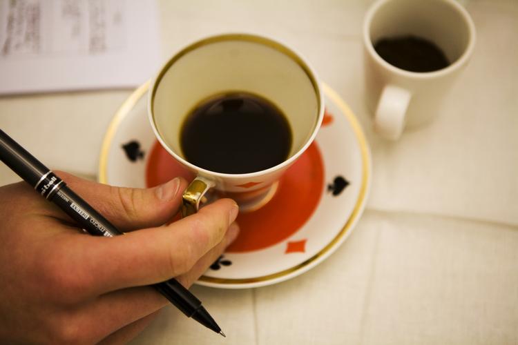 markant. En ny undersøgelse viser, at mere end fem kopper kaffe om dagen nedsætter kvinders chance for at blive gravid med hele 50 procent ved kunstig befrugtning. 