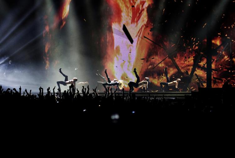 Svulstigt. Madonna lod - vanen tro - publikum vente et par timer, før hun gik på lidt efter klokken 22 i aftes. Og der var smæk på showet, er anmelderne enige om. De er også enige om, at det alligevel ikke rigtig holdt. 