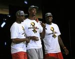 afbud. Miami Heat fejrer mesterskabet 25. juni. Men  Chris Bosh (midt) og Dwyane Wade (tv) bliver ikke klar til OL. 