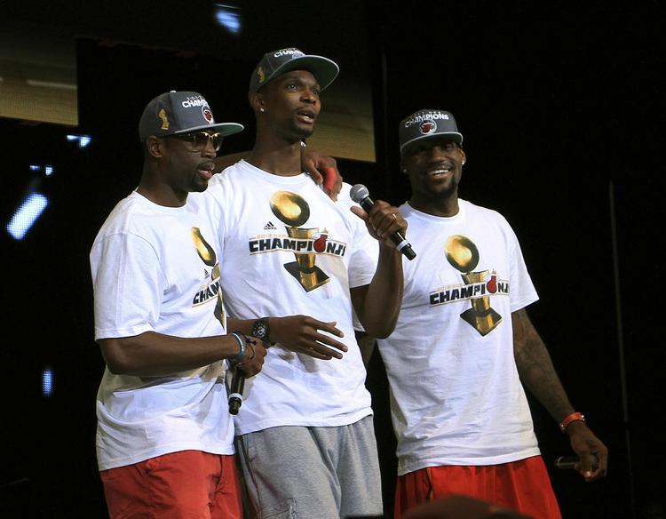 afbud. Miami Heat fejrer mesterskabet 25. juni. Men  Chris Bosh (midt) og Dwyane Wade (tv) bliver ikke klar til OL. 