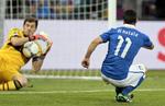 ydmyget. Iker Casillas (tv) redder et forsøg fra Italiens Antonio Di Natale i EM-finalen. 
