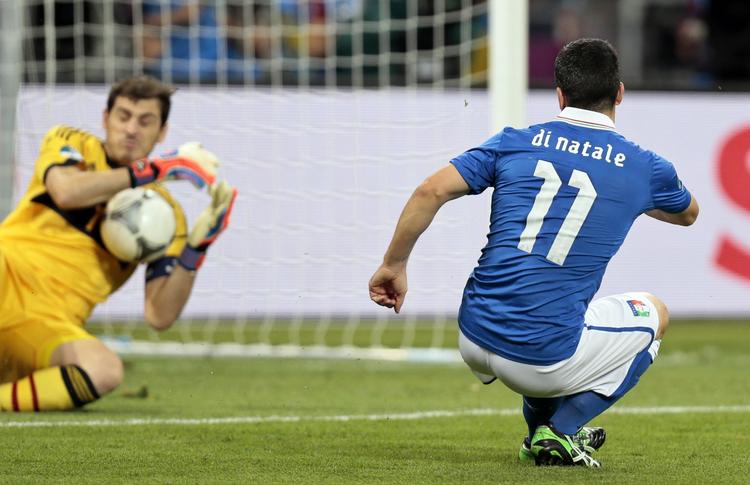 ydmyget. Iker Casillas (tv) redder et forsøg fra Italiens Antonio Di Natale i EM-finalen. 