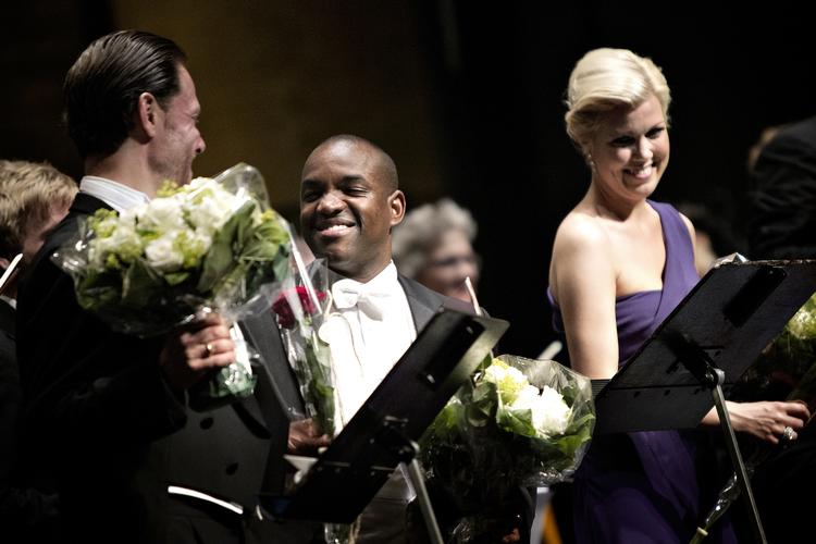 Perfektion. Den propfulde Tivolisalvar kommet for at opleve Lawrence Brownlee, og den amerikanske tenor gav publikum perfektion i Bizets eksotiske opera om perlefiskere på Sri Lanka. 