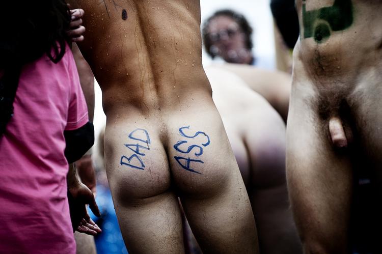 Nøgent. Dansk tjeneste giver lumre festivalgængere mulighed for at møde hinanden. Det kan de også gøre i forvejen til det årlige nøgenløb, hvor dette billede stammer fra. 