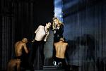Stjerne. De danske anmeldere giver Madonna middelkarakterer for koncerten i Parken. Politikens læsere er mere delte i deres vurdering af aftenen i selskab med den 53-årige popdronning. 