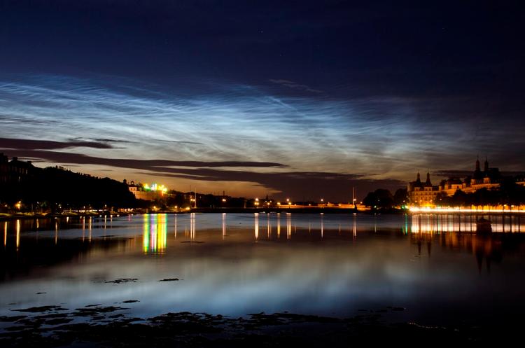 Nattelys. På himlen kan man for tiden se vejrfænomenet 'lysende natskyer' som her, i aftes, over København. 