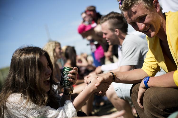Hygge. Omkring 100 mennesker mødte op, da den tirsdag stod på speeddating på Roskilde Festival. 