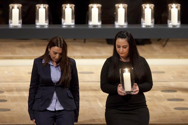 efterladte. Semiya Simsek (tv.) og Gamze Kubasik mistede deres fædre, der blev skudt af medlemmerne af terrorcellen. I februar blev ofrene mindet ved en højtidelighed i Berlin. 