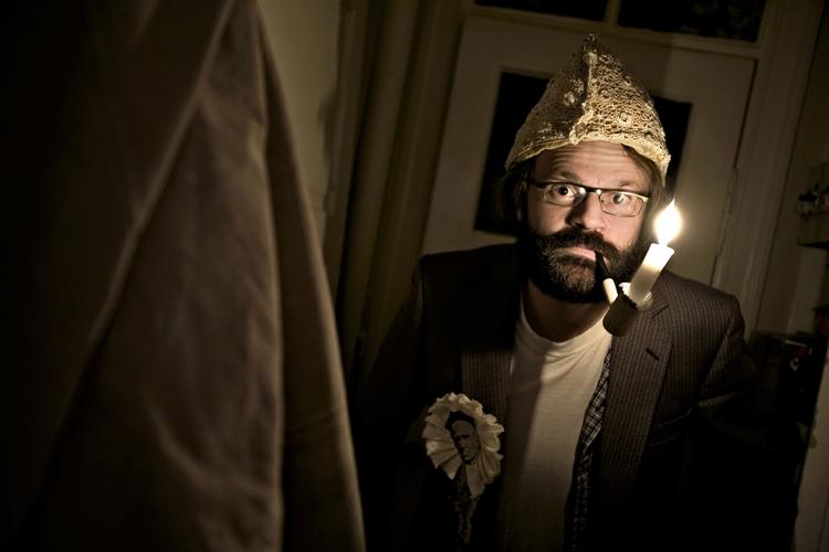 Blendstrup. Blandt forfatterne, der læser op i Art City, er 43-årige Jens Blendstrup, som er en stærkt underholdende litterær performer.  Forfatteren havde et regulært hit med bogen 'Gud taler ud' fra 2004 og har siden blandt andet udgivet teater ('Søstrene Knudsen raser ud og tre andre spil'), noveller ('Pludselig Flæben, 2007), en roman ('Bombaygryde, 2010) samt to genrebesværlige bøger skabt sammen med fotografen Lars Gundersen. 