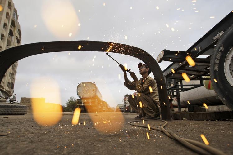 Reparation. En mekaniker er i gang med at reparere en af de lastbiler, der fragtede olieforsyninger til Afghanistan før forsyningslinjen blev lukket i november sidste år. 