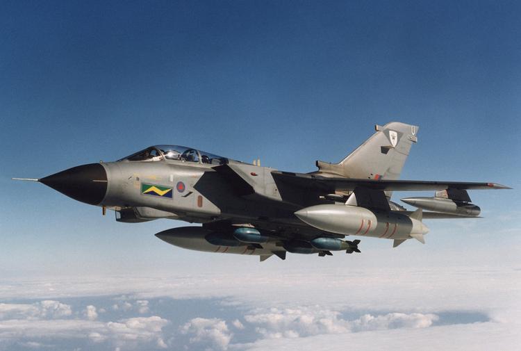 styrt. Det var to Tornado-jagerfly, der styrtede ned under en øvelse i Skotland i går. Flyene er brugt i over 40 år, men er løbende blevet opgraderet, og senest brugte det britiske militær typen i krigen mod Lilbyens diktator Moamar Gaddafi. 