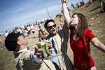 tyvstartere. Selv om Roskilde Festival først åbner for alvor på torsdag, så er der allerede mange gæster på festivalpladsen. De kan til gengæld glæde sig til godt vejr i dag og i morgen. 
