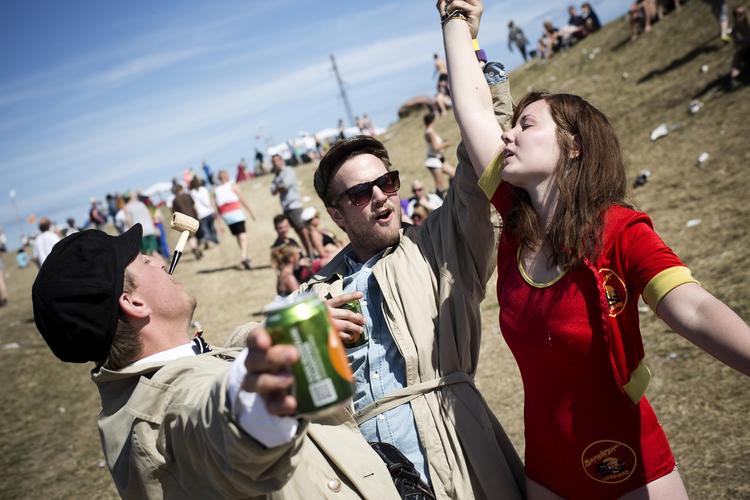 tyvstartere. Selv om Roskilde Festival først åbner for alvor på torsdag, så er der allerede mange gæster på festivalpladsen. De kan til gengæld glæde sig til godt vejr i dag og i morgen. 