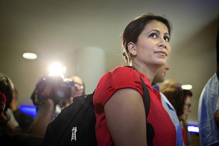nej-siger. Özlem Cekic vendte hjem fra en USA-rejse i lørdags. I lufthavnen i Kastrup blev hun modtaget af et stort pressekorps, der ville have en forklaring på, hvorfor hun stemmer nej til regeringens skatteaftale med Venstre og konservative. 