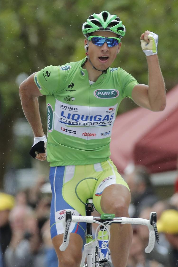 løbestil. Peter Sagan havde en ny måde at fejre sejren på ved etapens afslutning i går, hvor han imiterede Tom Hanks' måde at løbe på som Forrest Gump. 