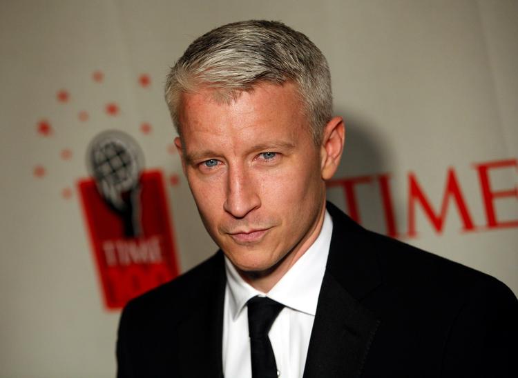Ikon. Anderson Cooper er en af amerikansk journalistisks største personligheder. Som udsendt reporter har han bl.a. dækket folkemordet i Rwanda, tsunamien i Asien, orkanen Katrina, prins Charles' bryllup med Camilla Parker Bowles samt jordskælvet i Haiti. Han har modtaget en perlerække af priser for sin journalistik, bl.a. fem Emmy'er. 