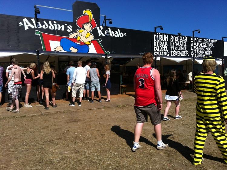 Presset. Festivalfolket flokkes om boden med mellemøstlig fastfood og pastasalater, men får hverken smil eller deluxe-severinger for kronerne. 
