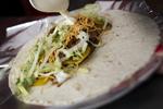 Samlebånd. Det går tjept, når personalet ruller tortillas om ris, kød og grønt hos Flaming Cactus. 