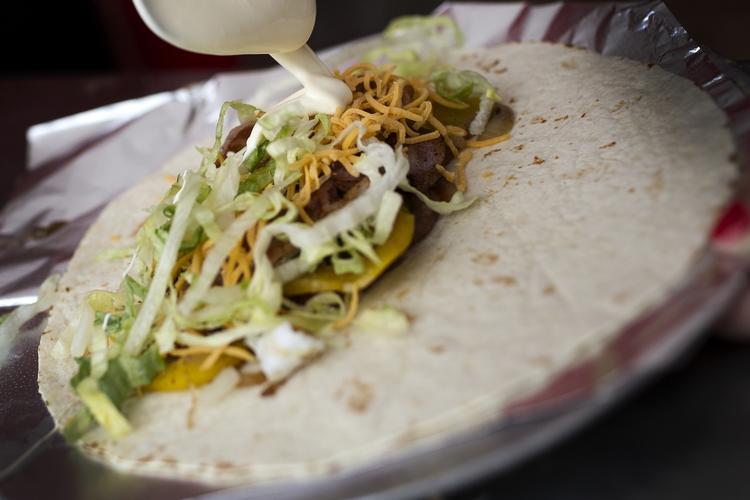 Samlebånd. Det går tjept, når personalet ruller tortillas om ris, kød og grønt hos Flaming Cactus. 