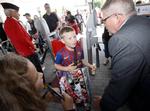 50.000.000. Victor Nesgaard bliver lykønsket af Legolands direktør Henrik Höhrmann, da han går igennem tælleapparatet. 