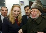 Forbrydelse? Yasser Arafats enke, Suha (tv), antyder i et tv-interview, at Israel stod bag Arafats død i 2004. Hun vil nu have hans jordiske rester undersøgt. 