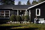 Sort. Hvis dette sommerhus også ligger tæt på stranden, matcher det mange menneskers drøm om den ideelle fritidsbolig. 