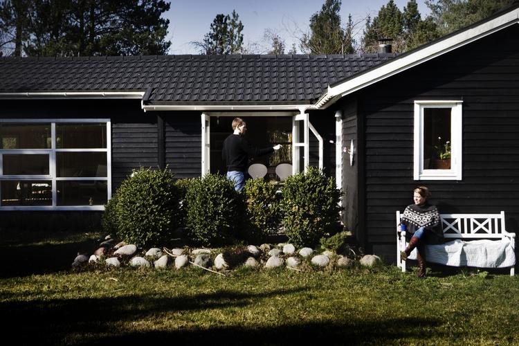 Sort. Hvis dette sommerhus også ligger tæt på stranden, matcher det mange menneskers drøm om den ideelle fritidsbolig. 
