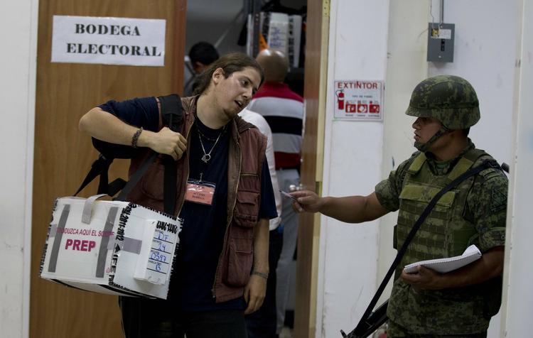 ommer. 54,5 procent af stemmesedlerne fra søndagens præsidentvalg i Mexico skal  tælles om, oplyste landets valgkommission i går. 