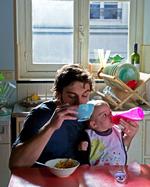 Babybommert. Morgenkaffen blandes desværre med lidt for mange almindeligheder i 'Lykkelige omstændigheder'. Foto: Angel Films 