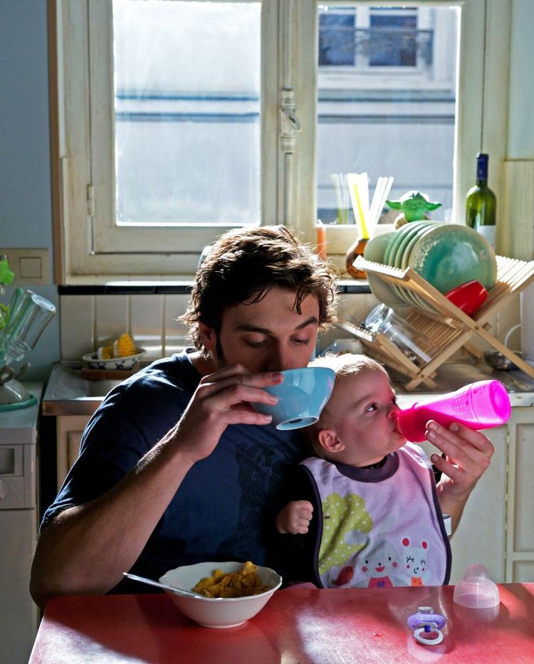 Babybommert. Morgenkaffen blandes desværre med lidt for mange almindeligheder i 'Lykkelige omstændigheder'. Foto: Angel Films 