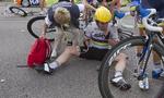 nede. Mark Cavendish bliver tilset efter sit styrt i spurten i Rouen. Det er fjerdegang i denne sæson, at briten måtte en tur i asfalten. 