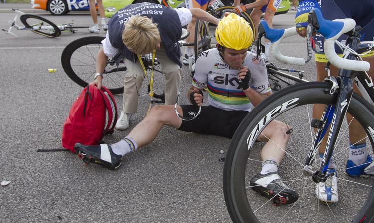 nede. Mark Cavendish bliver tilset efter sit styrt i spurten i Rouen. Det er fjerdegang i denne sæson, at briten måtte en tur i asfalten. 