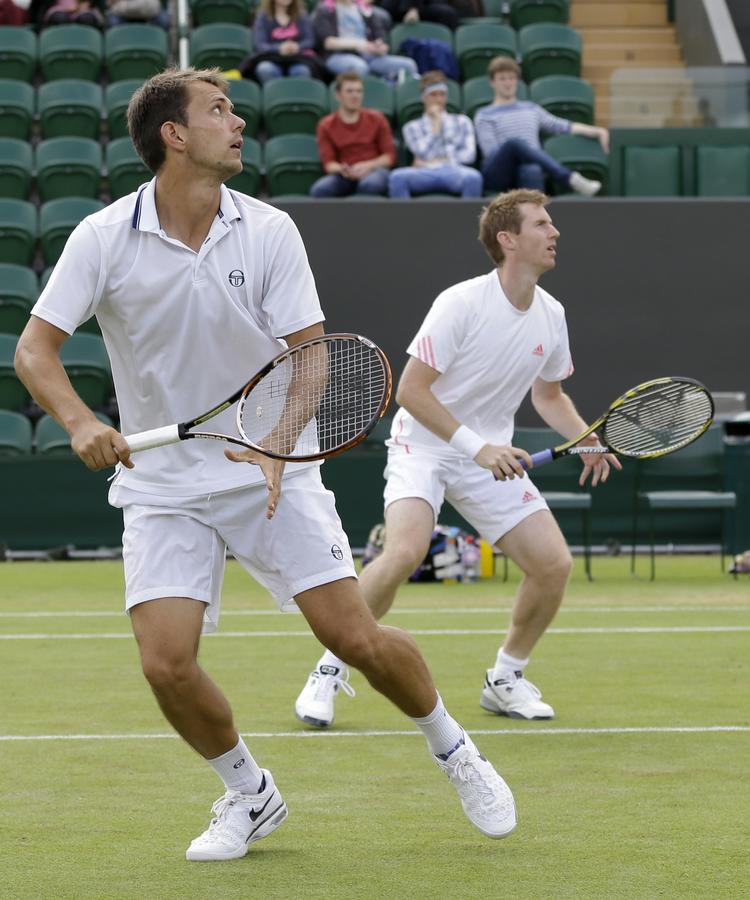SEMIFINALE. Danske Frederik Løchte Nielsen (tv) er sammen med makkeren Jonathan Marray kun to kampe fra den totale triumf ved Wimbledon. 