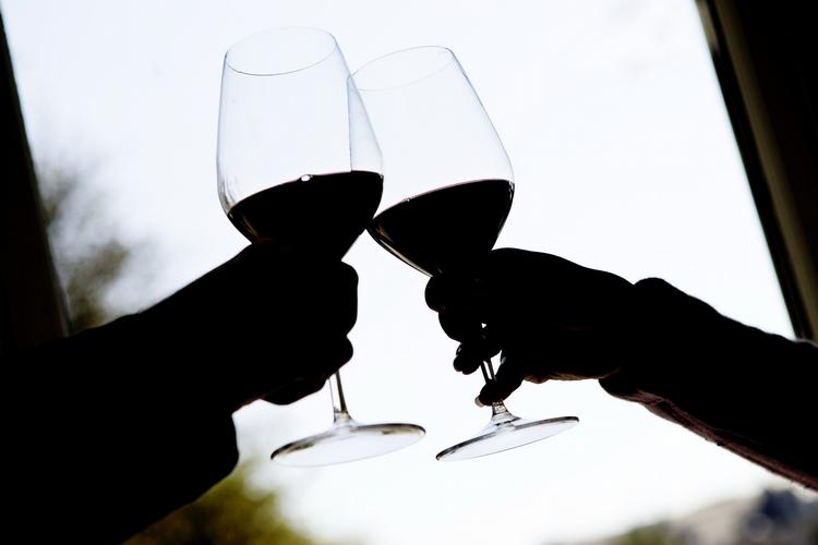 VINGLÆDE. Skal du ud at spise en god middag, hører den rigtige vin med til oplevelsen. Lad dig ikke styre af forestillinger om, hvad man skal og bør på en restaurant, når det gælder vin. 
