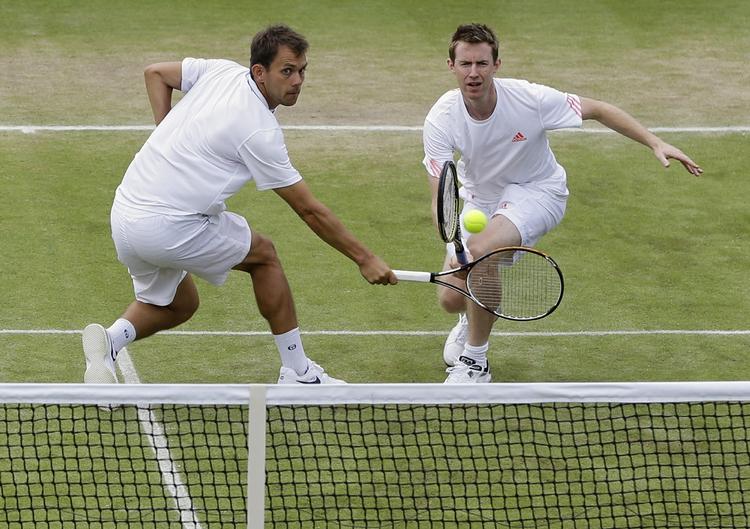 SUCCES. Frederik Løchte Nielsen (tv) er ganske uventet i semifinalen ved doubleturneringen i Wimbledon. 