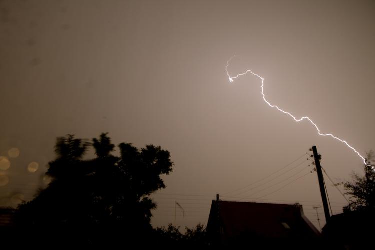 energiudladning. Det kan være fantastisk smukt at se et tordenvejr passere hen over himmelen, men man skal have respekt for vejrfænomenet, siger seniorklimatolog John Cappelen, der har hjulpet Tjek med 10 myter om lyn og torden. 