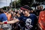 Kaos. Folket stormer festivalpladsen efter de mange dages venten i lejrene. 