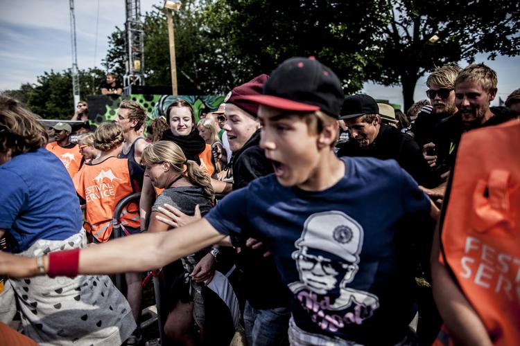 Kaos. Folket stormer festivalpladsen efter de mange dages venten i lejrene. 