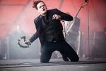 Arbejdssejr. Forsanger Sebastian Wolff på knæ, da Kellermensch åbnede årets Roskilde Festival. Bandet lefler bestemt ikke for folkets gunst, men tog stikket hjem alligevel fra Orange Scene. 